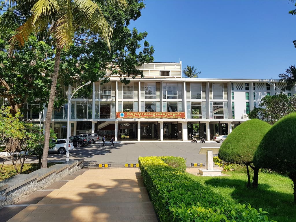 カンボジア工科大学の本館